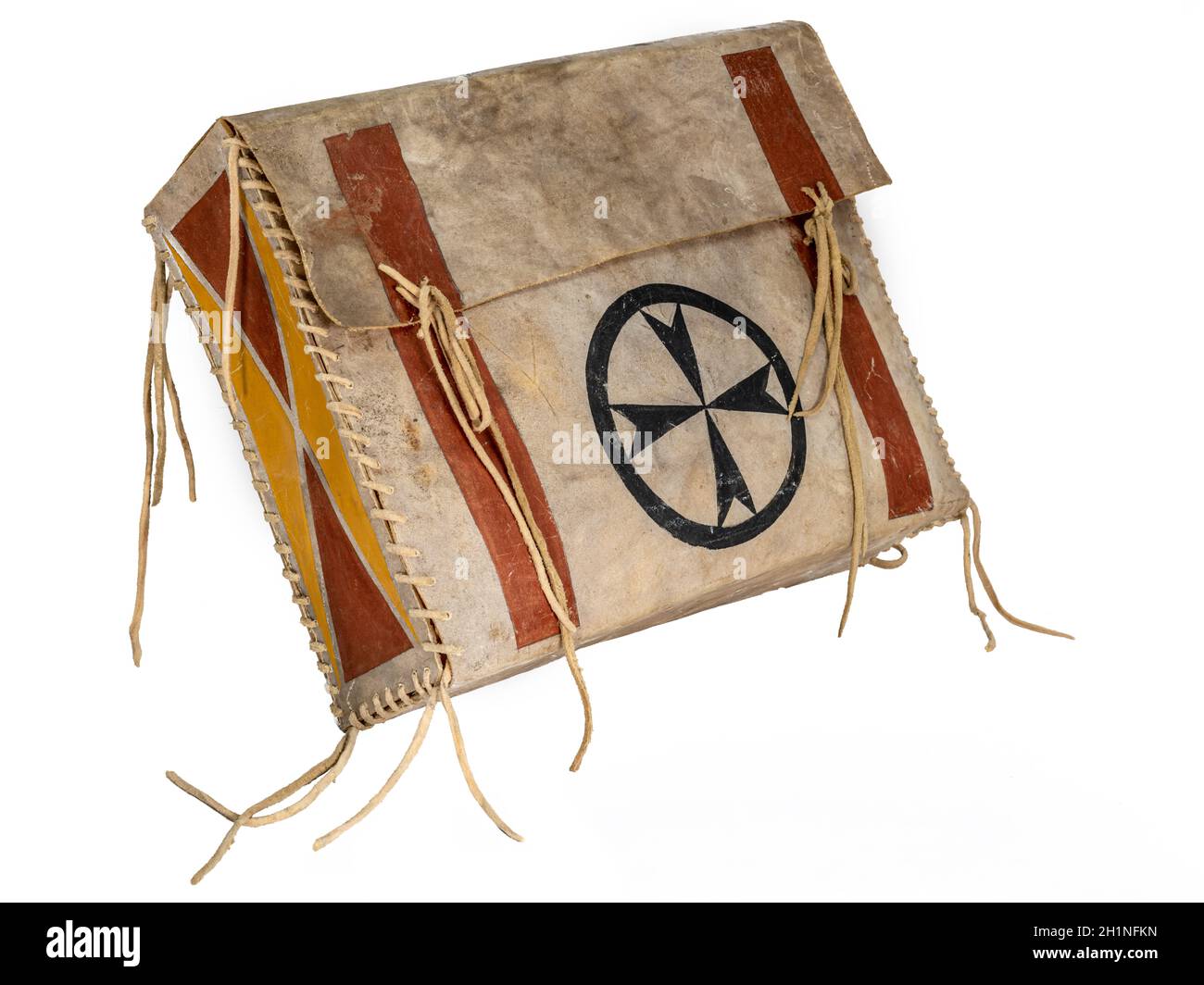 Transport box aus rohhaut indischen lackiert mit Leder Schnüre isoliert auf weißem Stockfoto