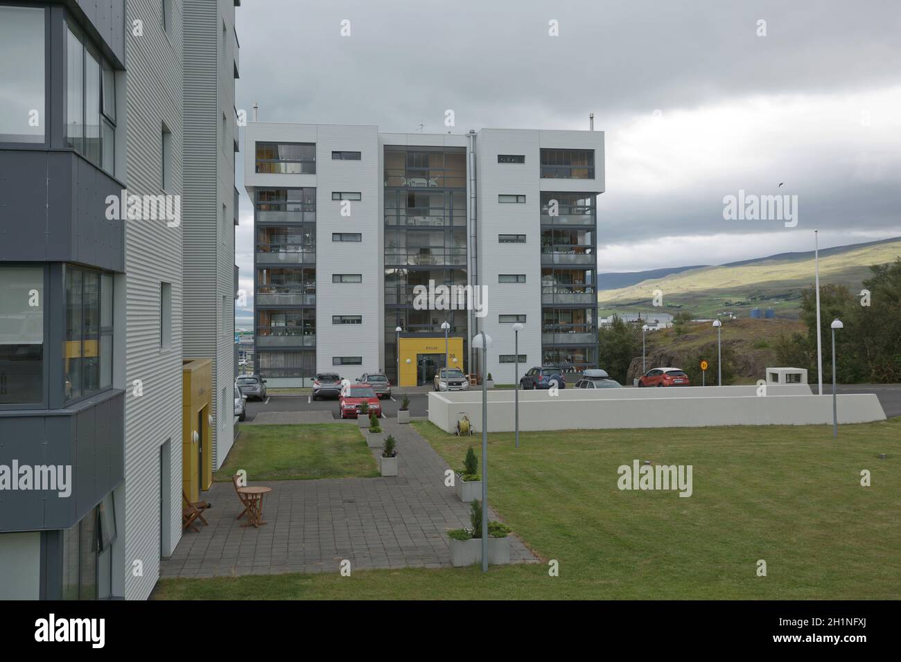 Akureyri, Island - 27. Juli 2017: Wohngebiet voll von Wohnblocks für Menschen, die in Akureyri in Island leben. Stockfoto