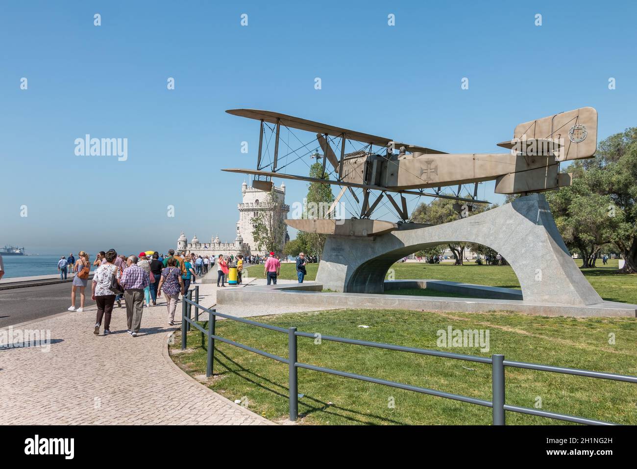 Lissabon, Portugal - 7. Mai 2018: Touristen gehen neben Fairey III-D Flugzeuge, Replik des ersten Flugzeugs, das die erste Überfahrt der Sout gemacht Stockfoto