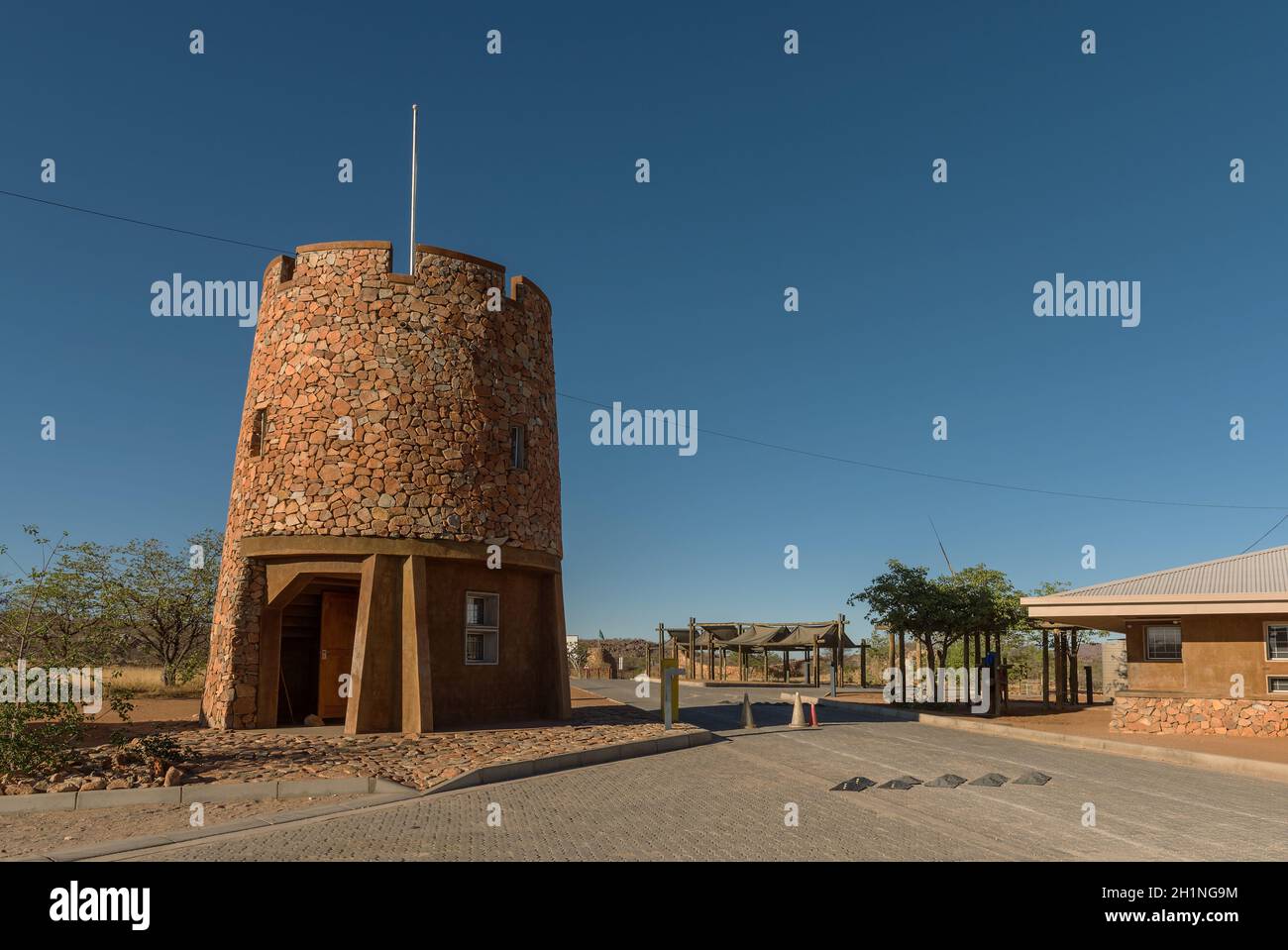 Turm am Galton Gate der westliche Eingang des Etosha National Park, Namibia Stockfoto