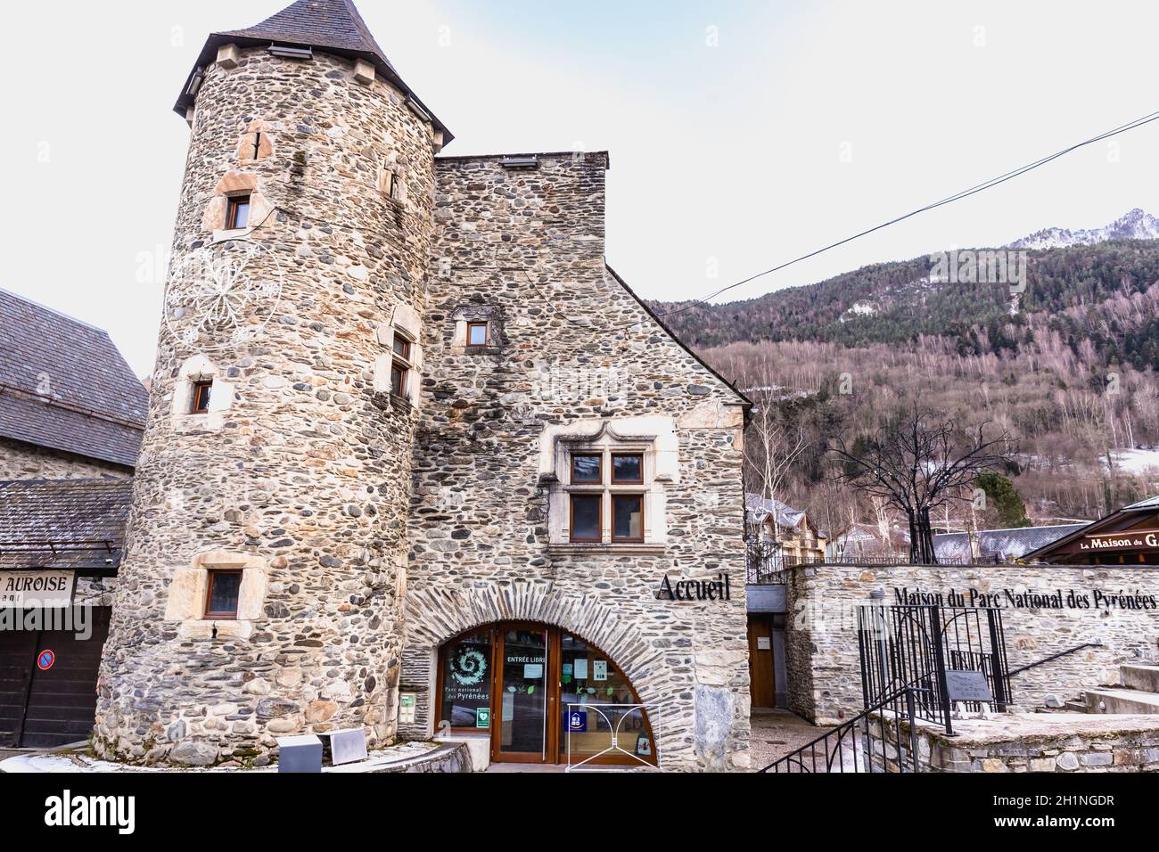 Saint Lary Soulan, Frankreich - 26. Dezember 2020: Architektonisches Detail des Maison Du Parc National des Pyrenees (Haus des Nationalparks Pyrenäen) Stockfoto