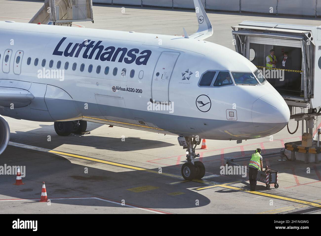 BUDAPEST, UNGARN - UM 2017: Lufthansa Airbus A320 bei Ankunft in Budapest. Es wird eine Verbindung zur Jetbridge für das Boarding hergestellt. Lufthansa ist die Stockfoto
