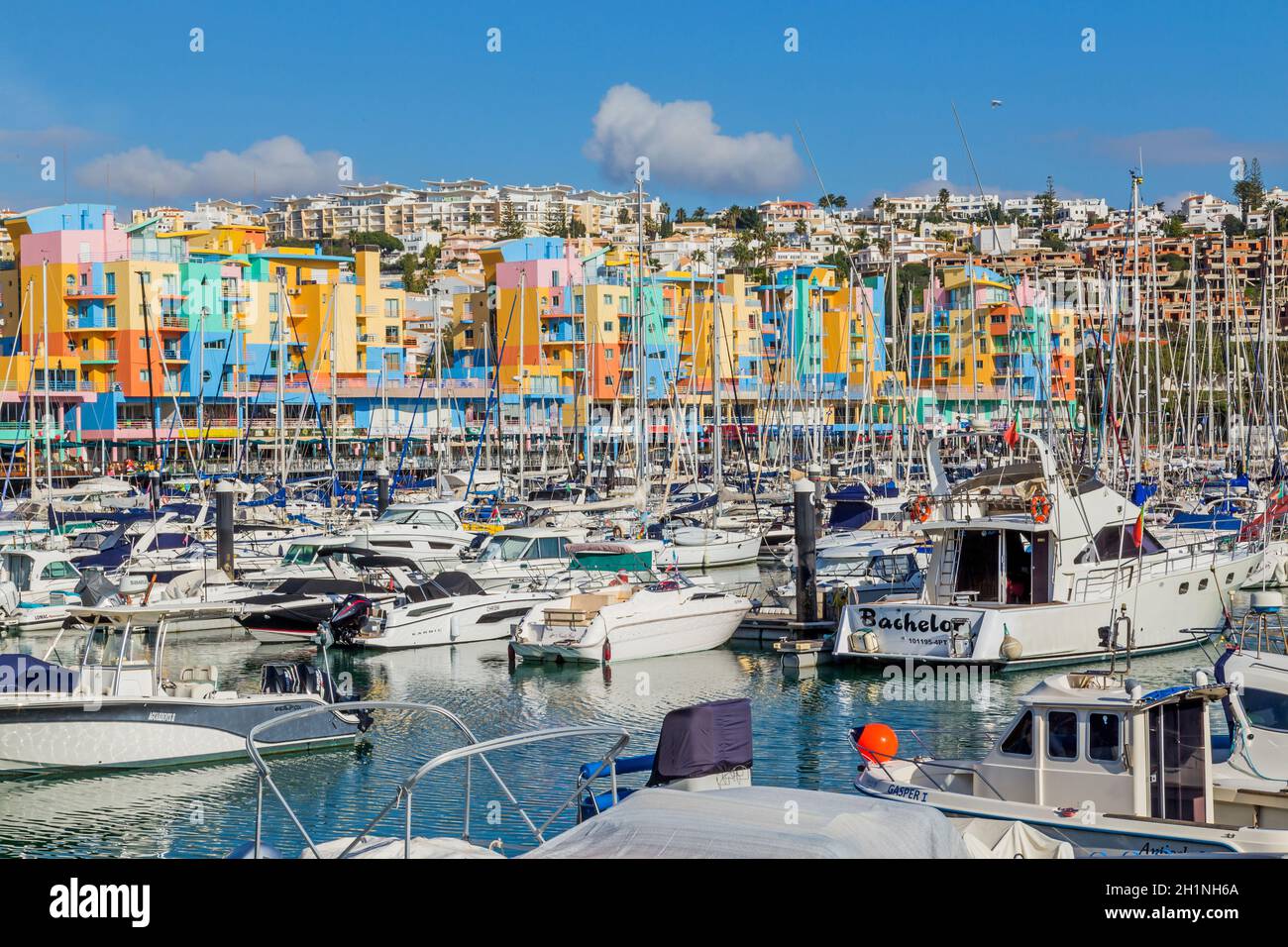 Albufeira, Portugal - 22. Dezember 2020: Blick auf den luxuriösen Yachthafen von Albufeira, wo touristische Boote geparkt sind Stockfoto
