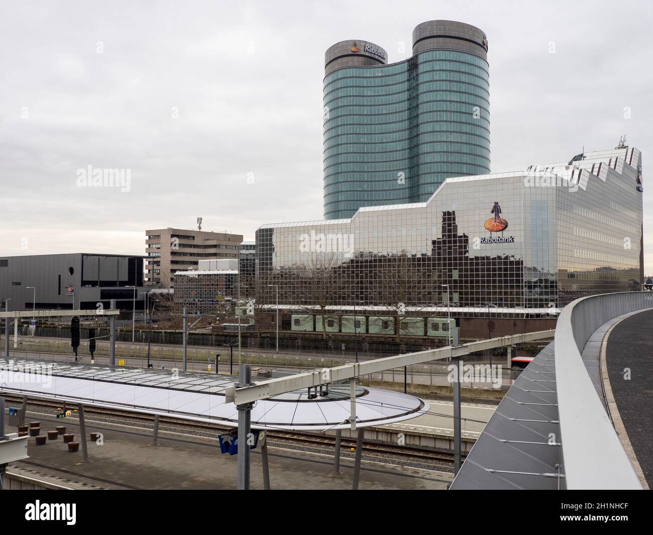 Rabobank Hauptsitz in Dichterlaan, Central Bus Station und Highline Railway Crossing - Utrecht Stockfoto