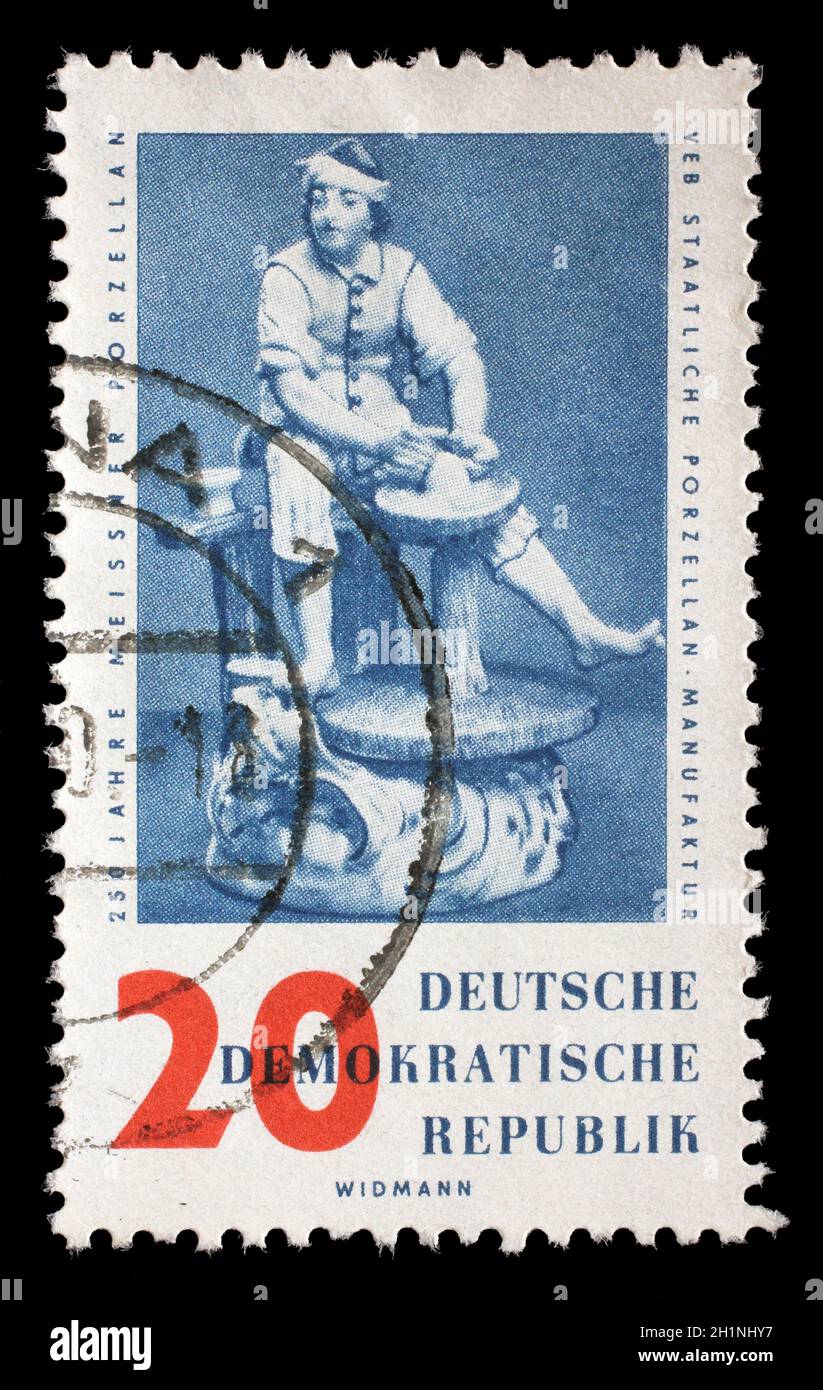 Stempel ausgestellt in Deutschland - Demokratische Republik (DDR) anlässlich der 250. Jahrestag der Meißner Porzellanmanufaktur, um 1960. Stockfoto