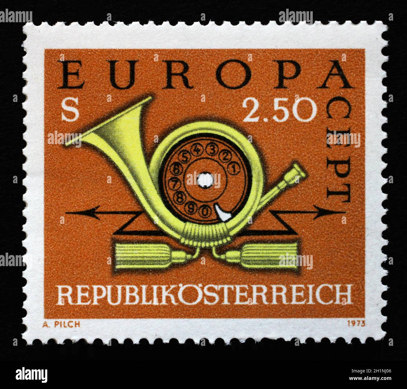 Stempel gedruckt in Österreich, zeigt die Post Horn und Telefon, ca. 1973. Stockfoto