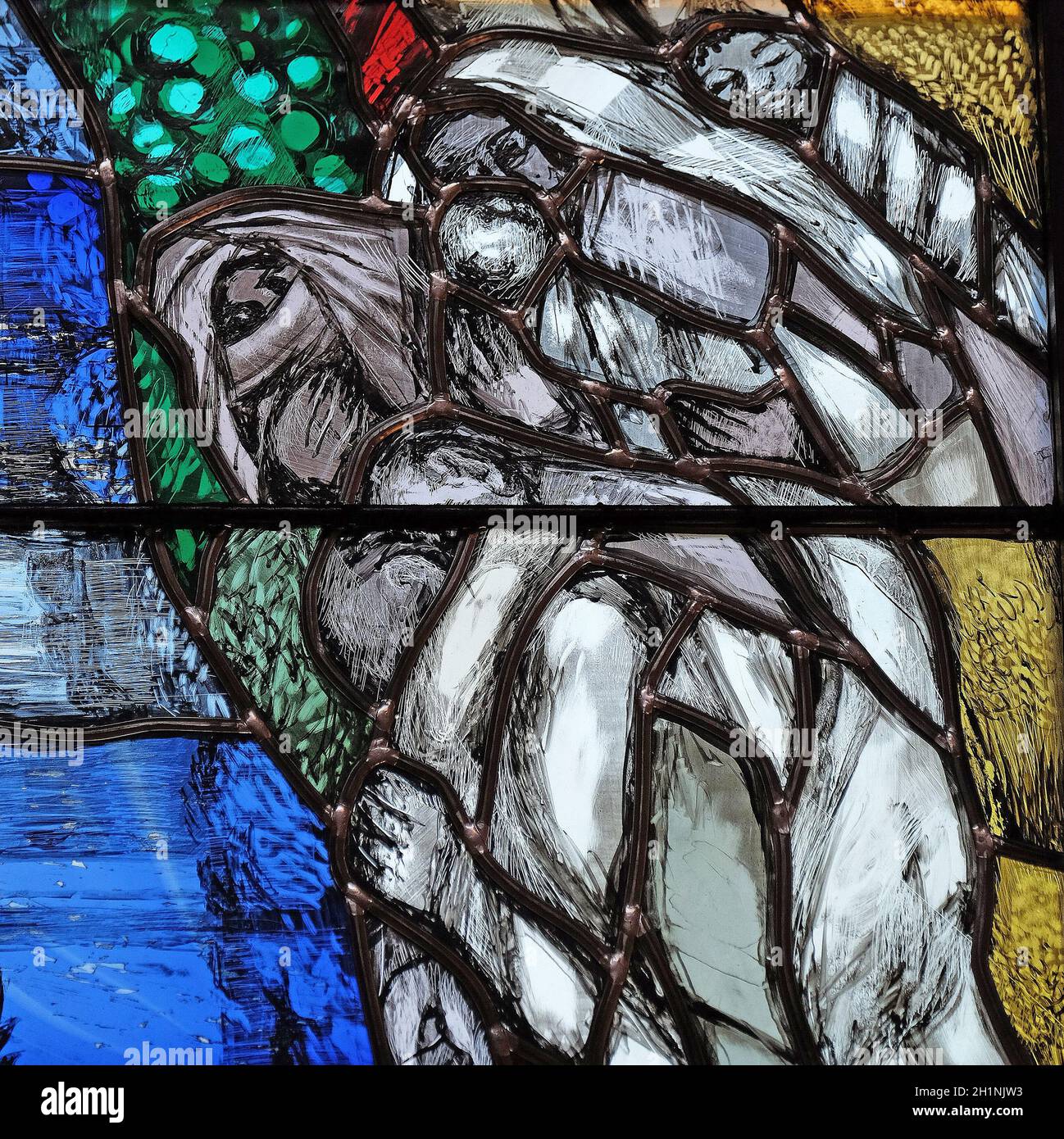 Gott trägt die Schuld der ganzen Menschheit, ergreift Sünder und rettet sie vor dem Tod, Detail des Glasfensters von Sieger Koder in der St.-John-Kirche Stockfoto