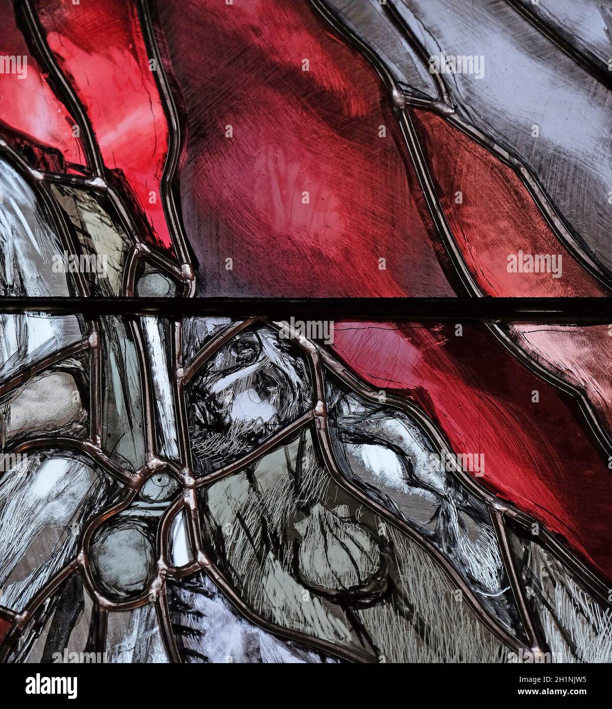 Gott trägt die Schuld der ganzen Menschheit, ergreift Sünder und rettet sie vor dem Tod, Detail des Glasfensters von Sieger Koder in der St.-John-Kirche Stockfoto