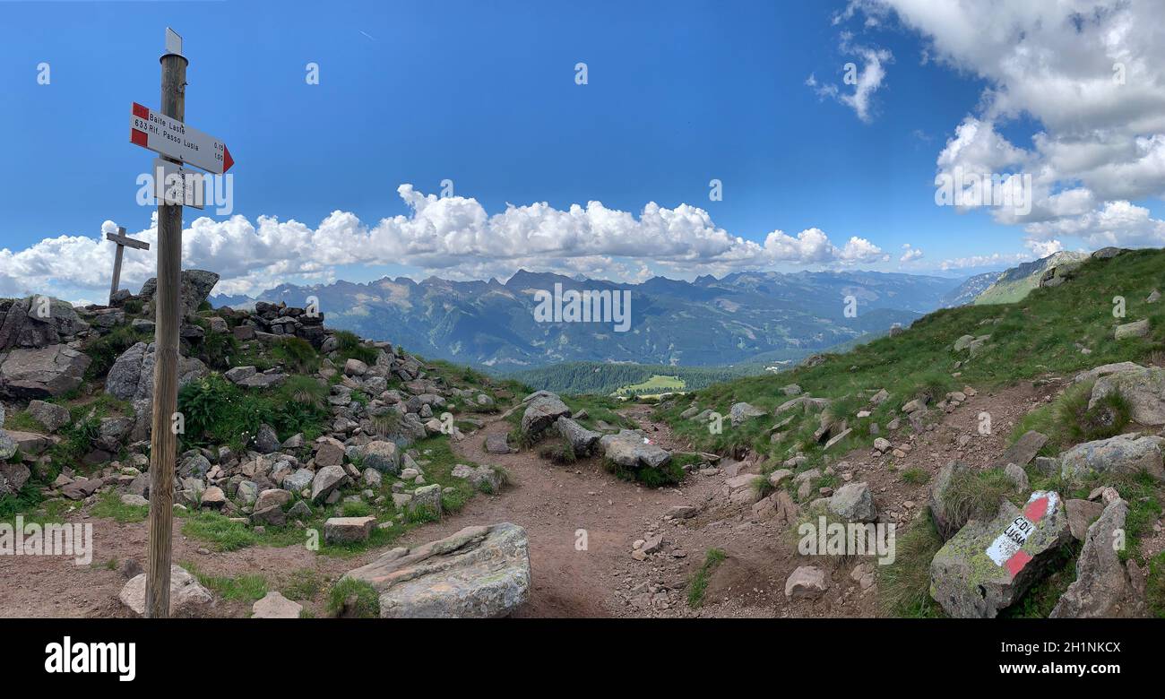 La Trincea und Dolomitenlandschaft, die Dolomiten sind ein Gebirgsmassiv im Nordosten Italiens. Sie sind Teil der südlichen Kalkalpen und erstrecken sich Stockfoto
