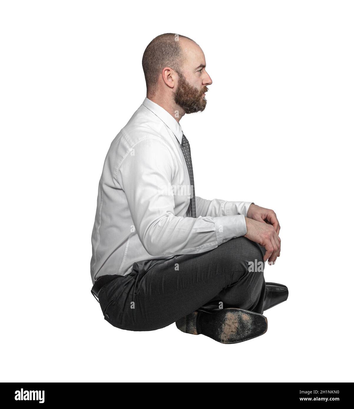 Geschäftsmann in gekreuzten Position sitzend Seitenansicht isoliert auf weiß. Stockfoto