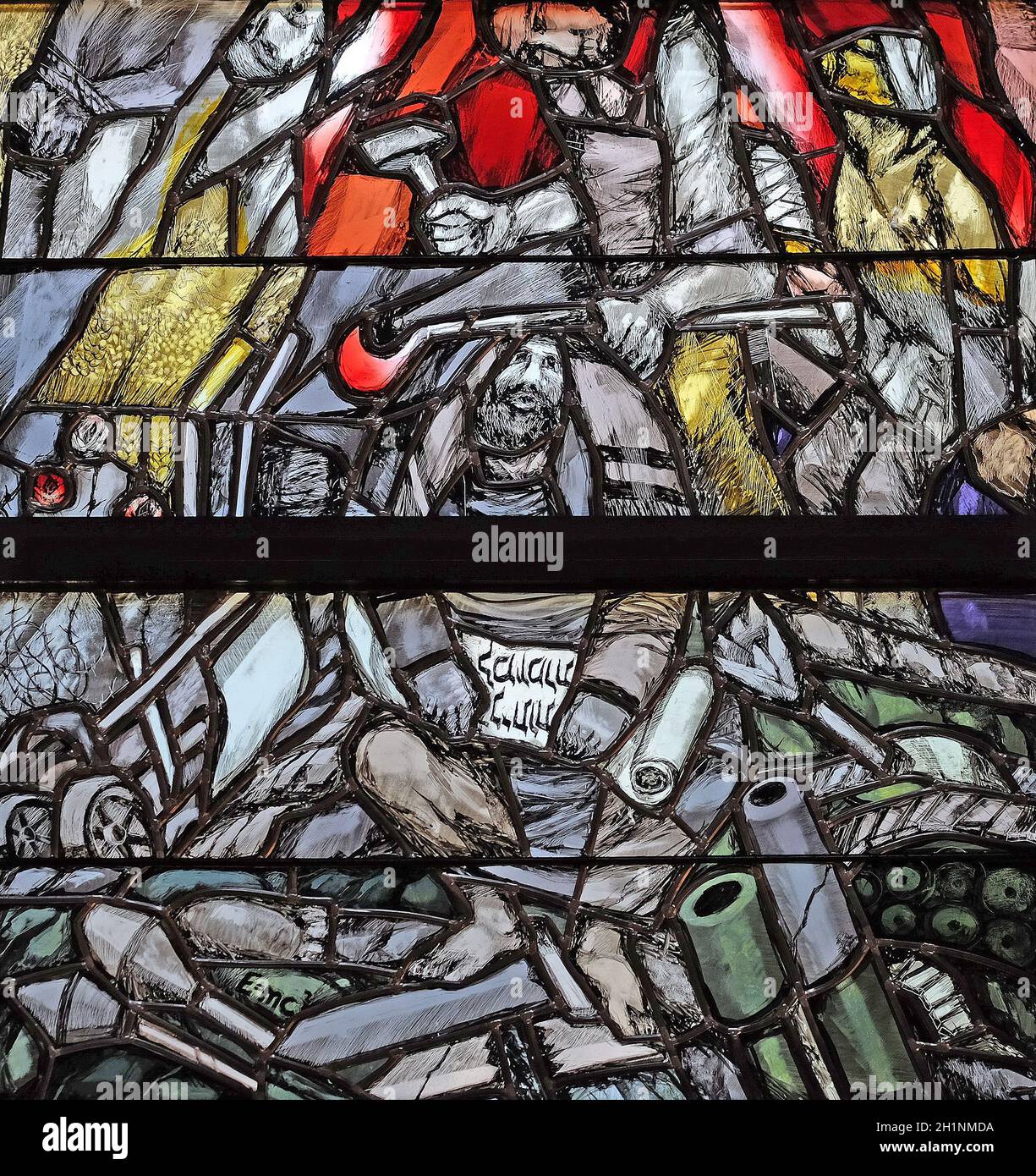 Gott trägt die Schuld der ganzen Menschheit, ergreift Sünder und rettet sie vor dem Tod, Detail des Glasfensters von Sieger Koder in der St.-John-Kirche Stockfoto