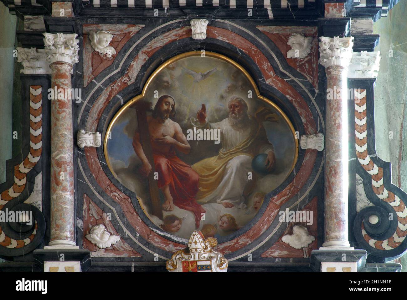 Dreifaltigkeit, Hauptaltar in der Mariä-Himmelfahrt-Kirche in Remete, Zagreb, Kroatien Stockfoto