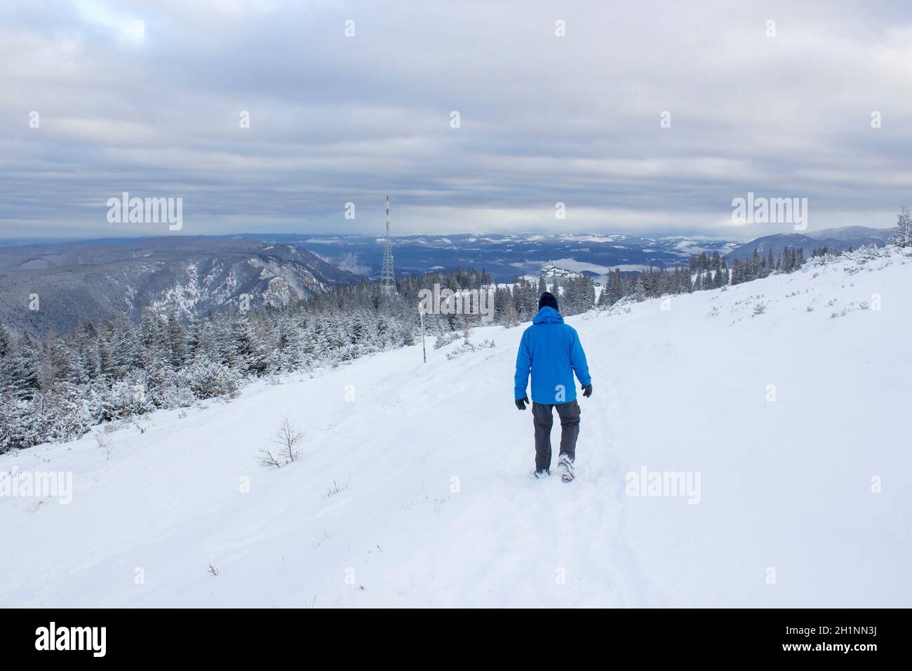 Mann auf schneebedecktem Berg, Rax, Österreich Stockfoto