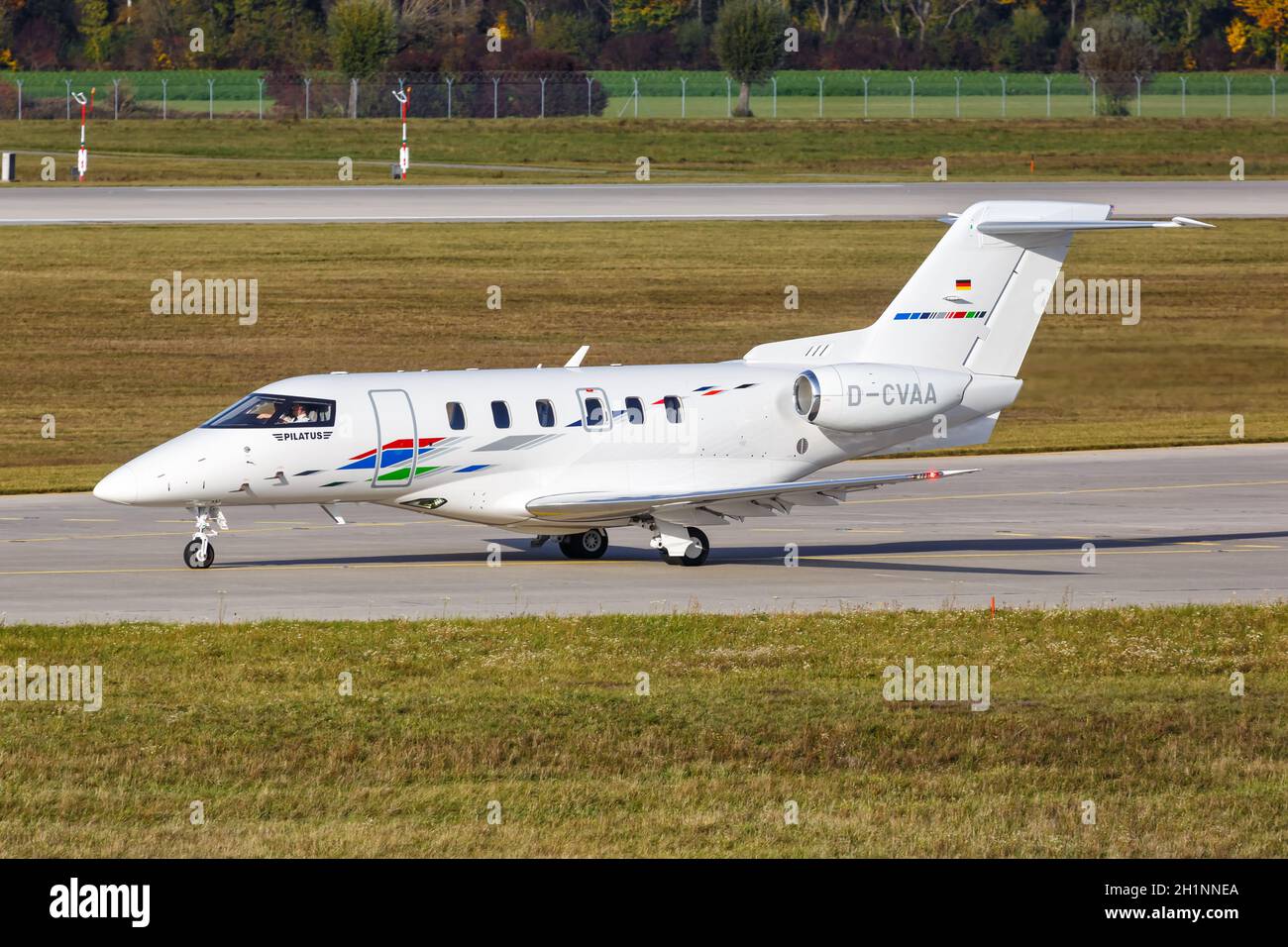 München, 21. Oktober 2020: VW Air Services Pilatus PC-24 Flugzeug am Flughafen München (MUC) in Deutschland. Stockfoto