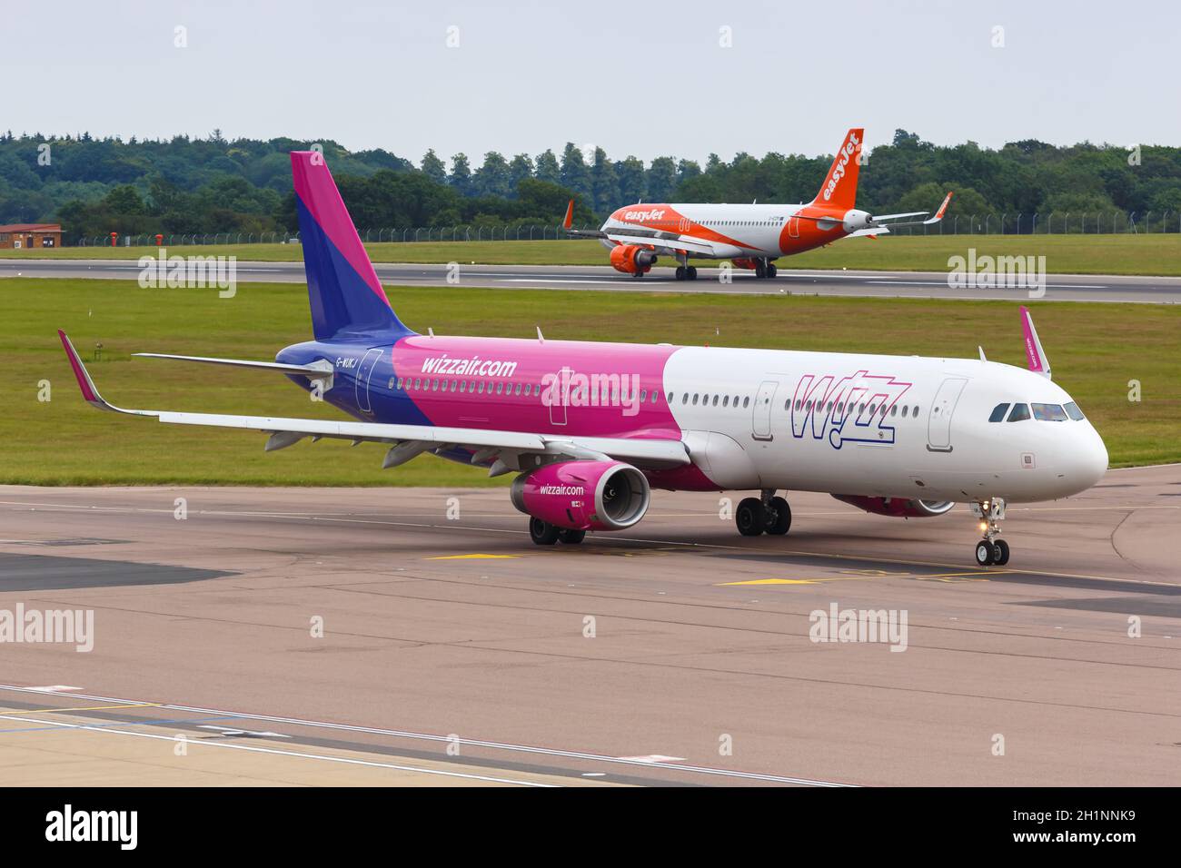 Luton, Vereinigtes Königreich - 8. Juli 2019: Wizzair UK Airbus A321 am Flughafen London Luton im Vereinigten Königreich. Stockfoto