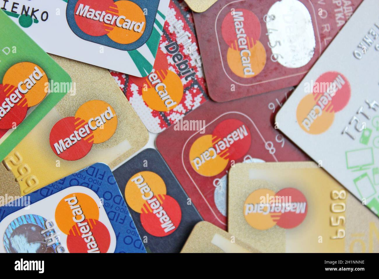 Verschiedene Kreditkarten mit Mastercard Markenlogo. Nahaufnahme von vielen Mastercard Kreditkarten. Plastikbankkarten von Mastercard. Internationale Zahlung en Stockfoto