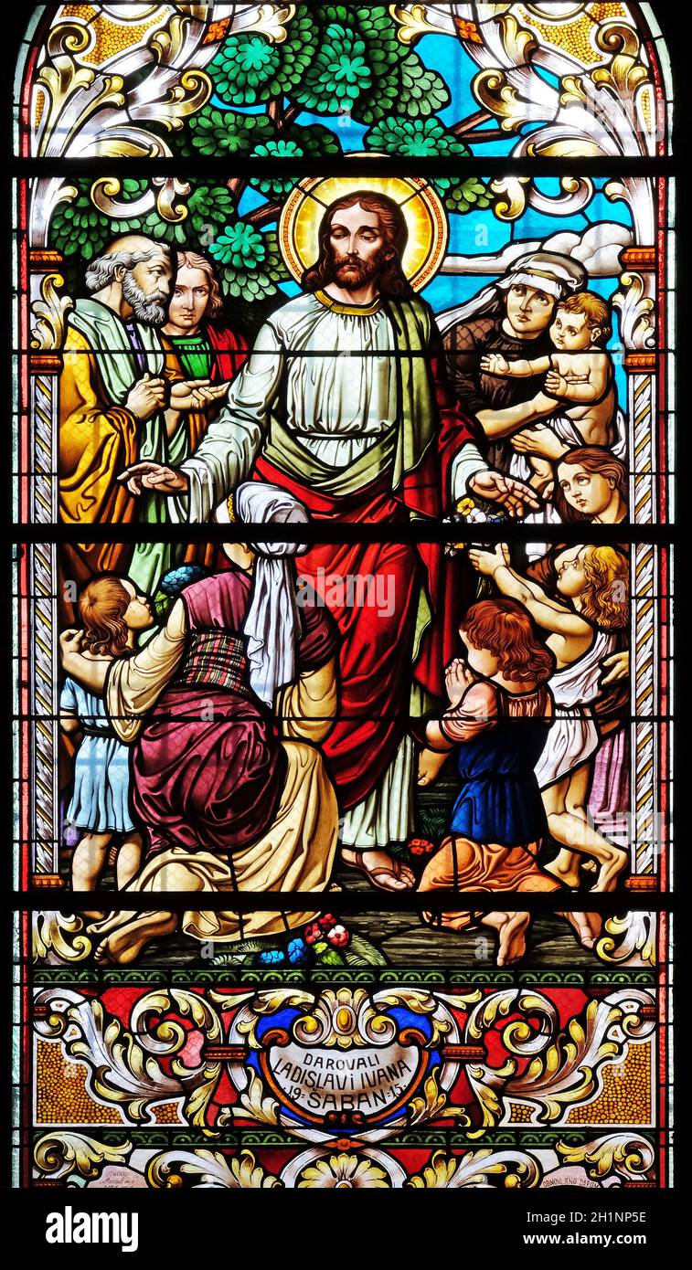 Jesus segnet Mütter mit Kindern, Glasfenster in der Johannes der Täufer Kirche in Zagreb, Kroatien. Stockfoto