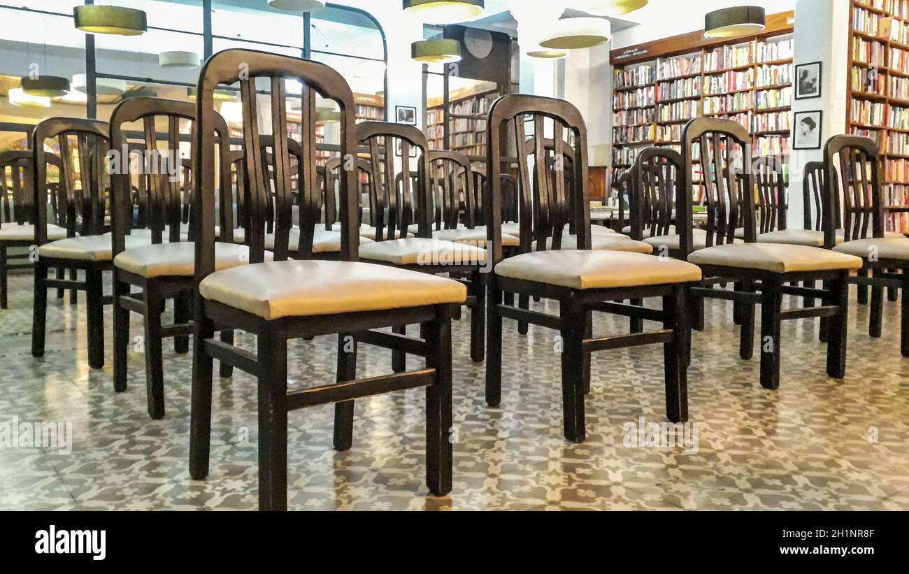 Viele leere Stühle im großen Buchladen in montevideo, uruguay Stockfoto