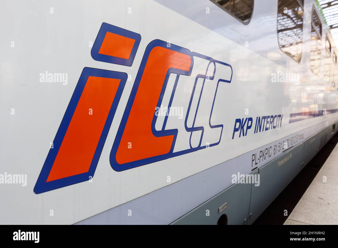 Berlin, Deutschland - 20. August 2020: IC Intercity PKP Logo Zug am Berliner Hauptbahnhof Hbf in Deutschland. Stockfoto