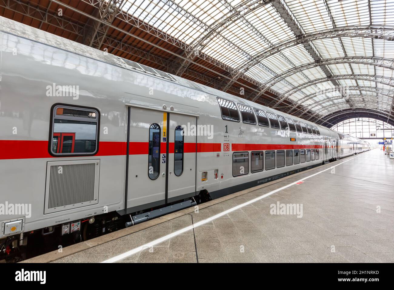 Leipzig, Deutschland - 19. August 2020: IC2 Intercity 2 Doppelstockzug am Leipziger Hauptbahnhof in Deutschland. Stockfoto