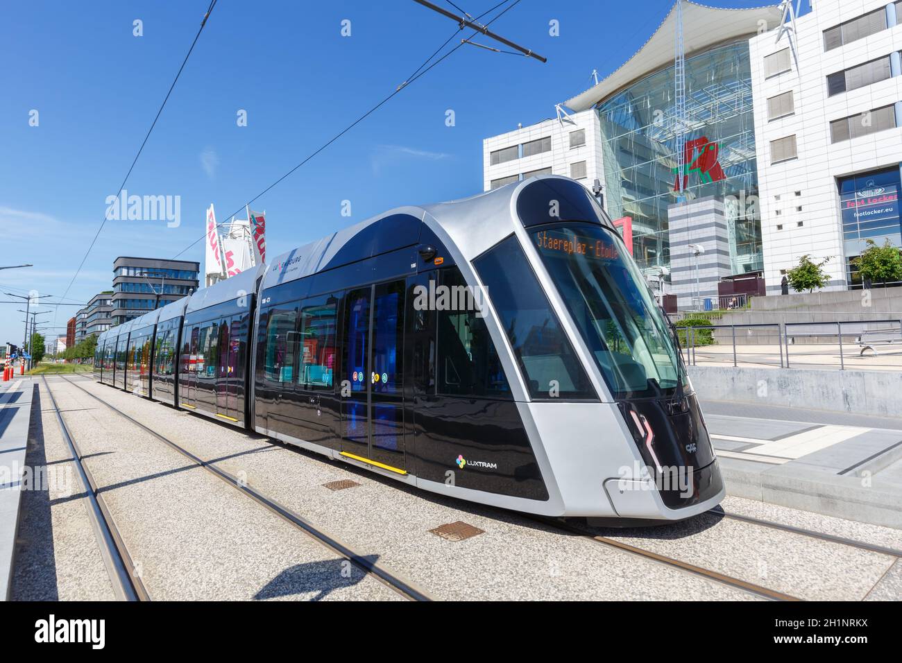 Luxemburg - 24. Juni 2020: Tram Luxtram Zug Transitverkehr Bahnhof Alphonse Weicker in Luxemburg. Stockfoto
