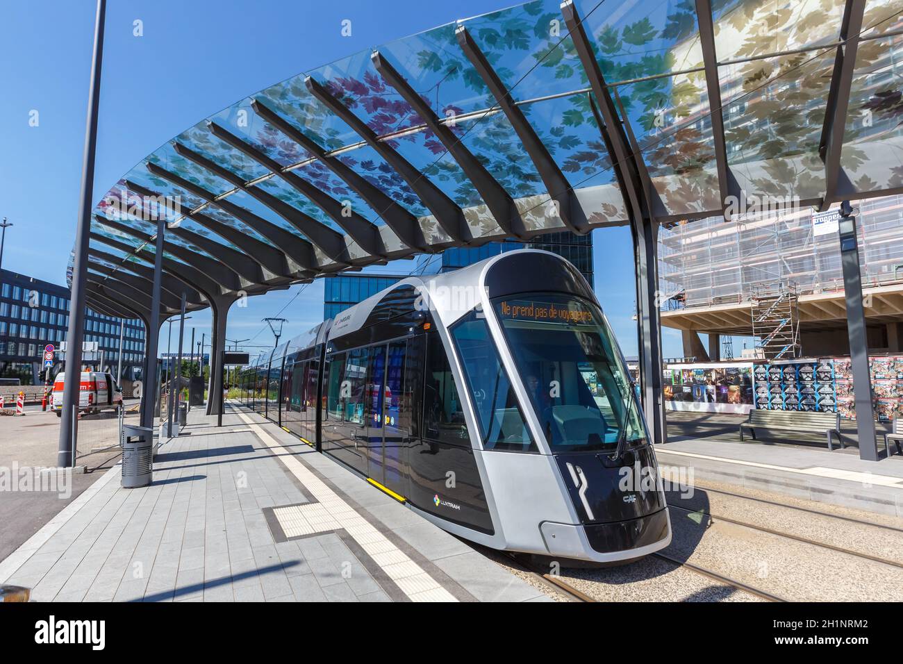 Luxemburg - 24. Juni 2020: Tram Luxtram Zug öffentliche Verkehrsmittel Luxexpo Bahnhof in Luxemburg. Stockfoto