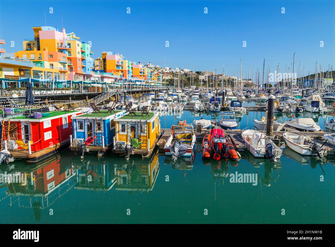 Albufeira, Portugal - 22. Dezember 2020: Blick auf den luxuriösen Yachthafen von Albufeira, wo touristische Boote geparkt sind Stockfoto