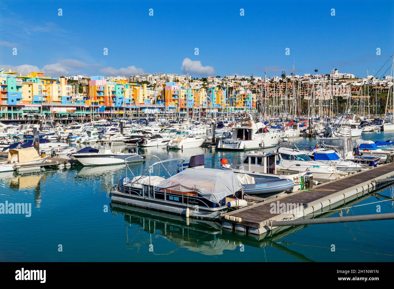Albufeira, Portugal - 22. Dezember 2020: Blick auf den luxuriösen Yachthafen von Albufeira, wo touristische Boote geparkt sind Stockfoto