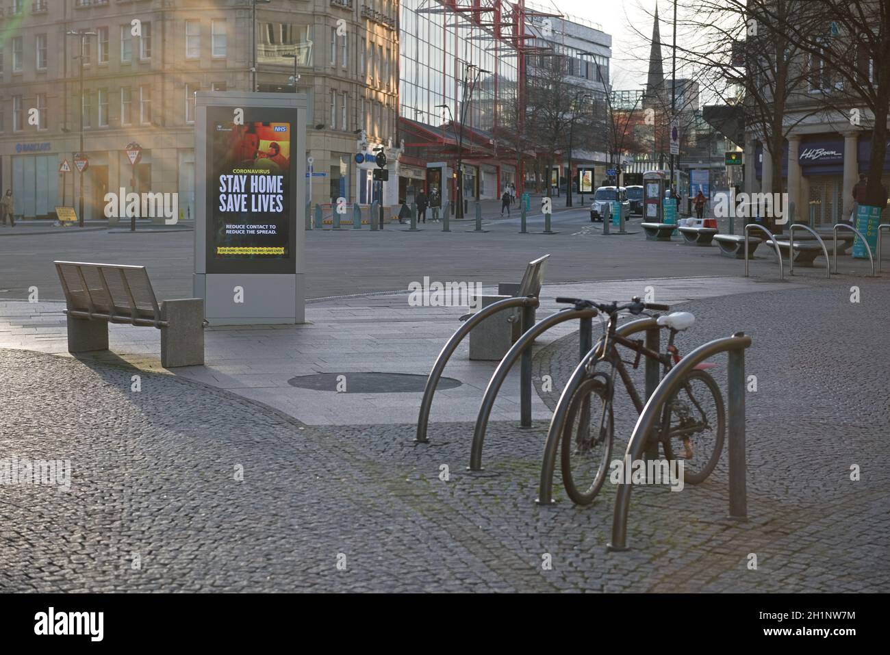 Sheffield, Großbritannien, 12. Januar 2021: Fargate Region of City, COVID-19 Lock-Down-Guidance wird angezeigt. Leere Bank und Fahrradträger vorne Stockfoto