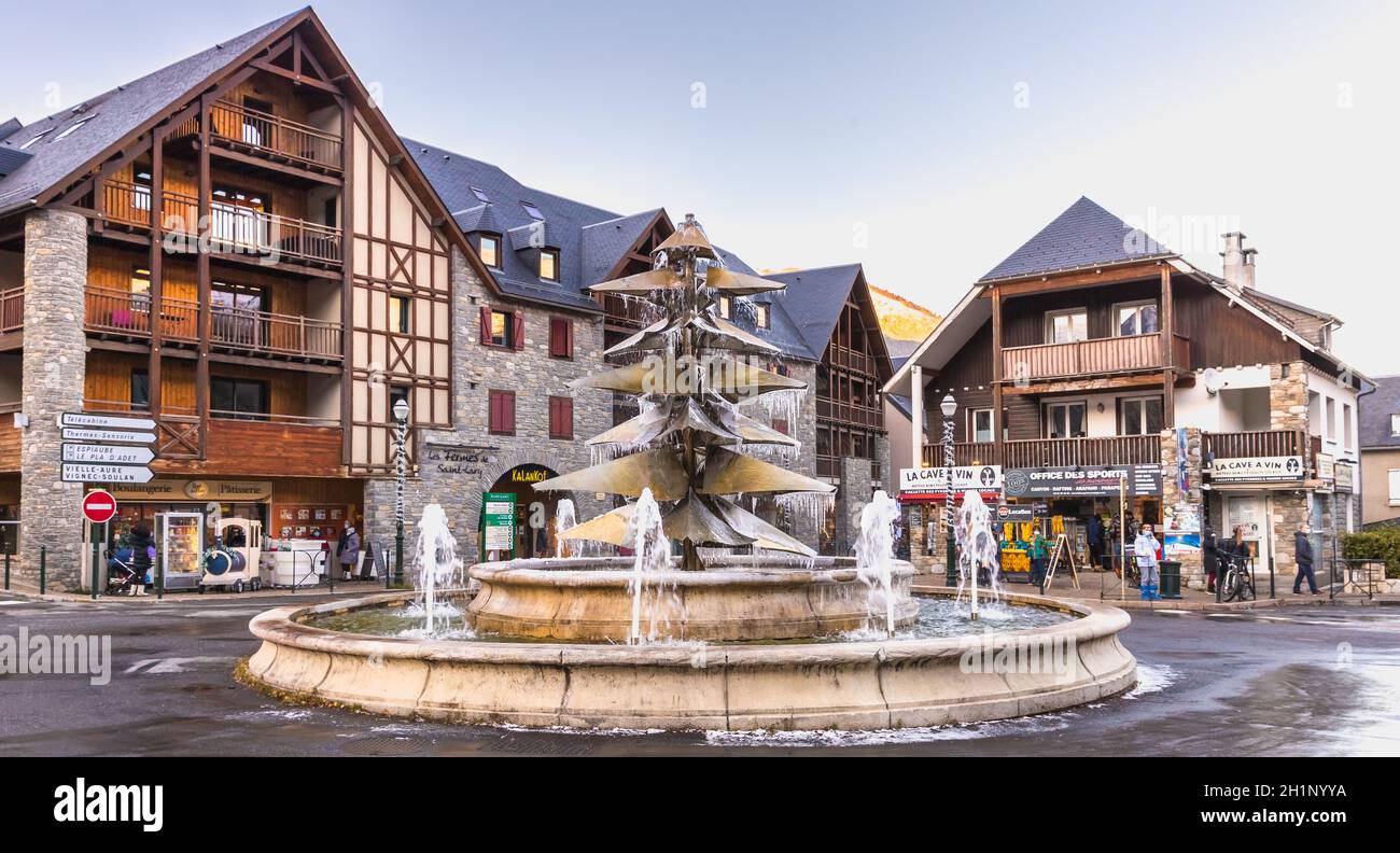 Saint Lary Soulan, Frankreich - 26. Dezember 2020: Brunnen in der Innenstadt von der Kälte an einem Wintertag gefroren Stockfoto