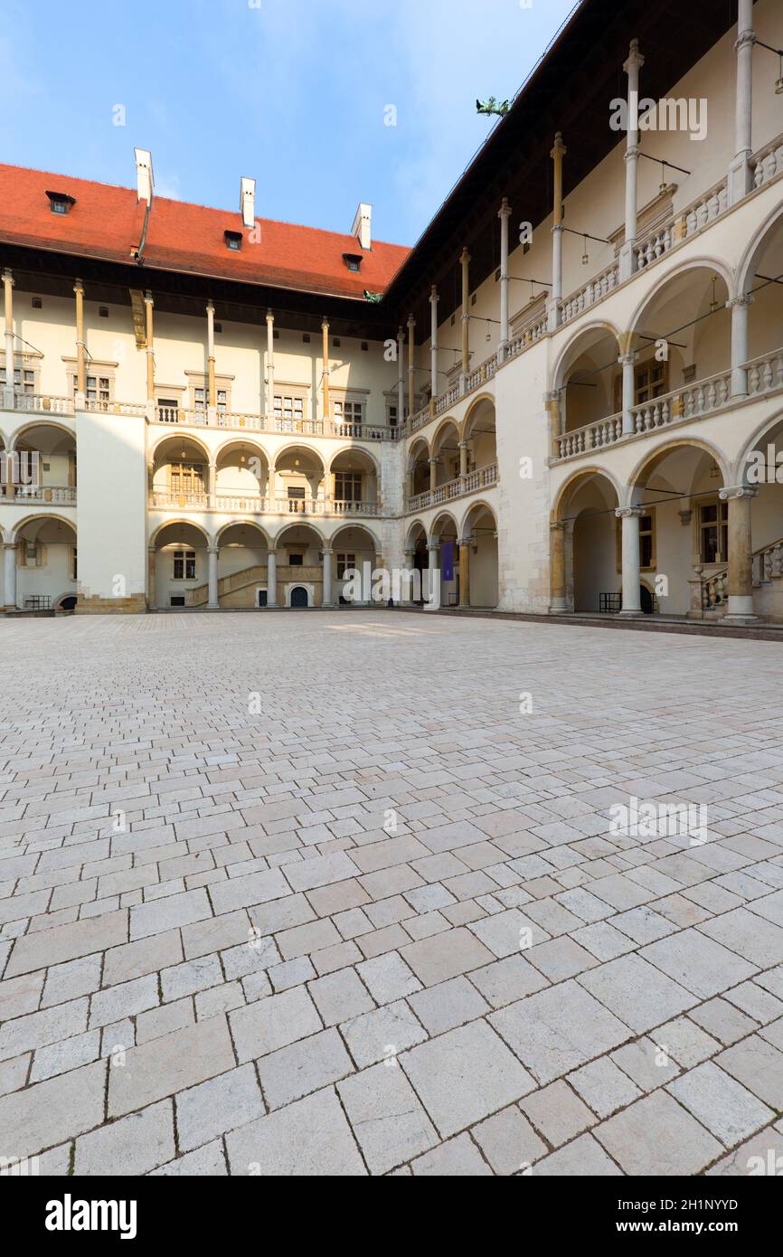 Krakau, Polen - 10. Januar 2021: Arkadenter Innenhof des königlichen Schlosses Wawel aus dem 13. Jahrhundert auf dem Wawel-Hügel. Das Schloss war der Sitz der polnischen Könige Stockfoto