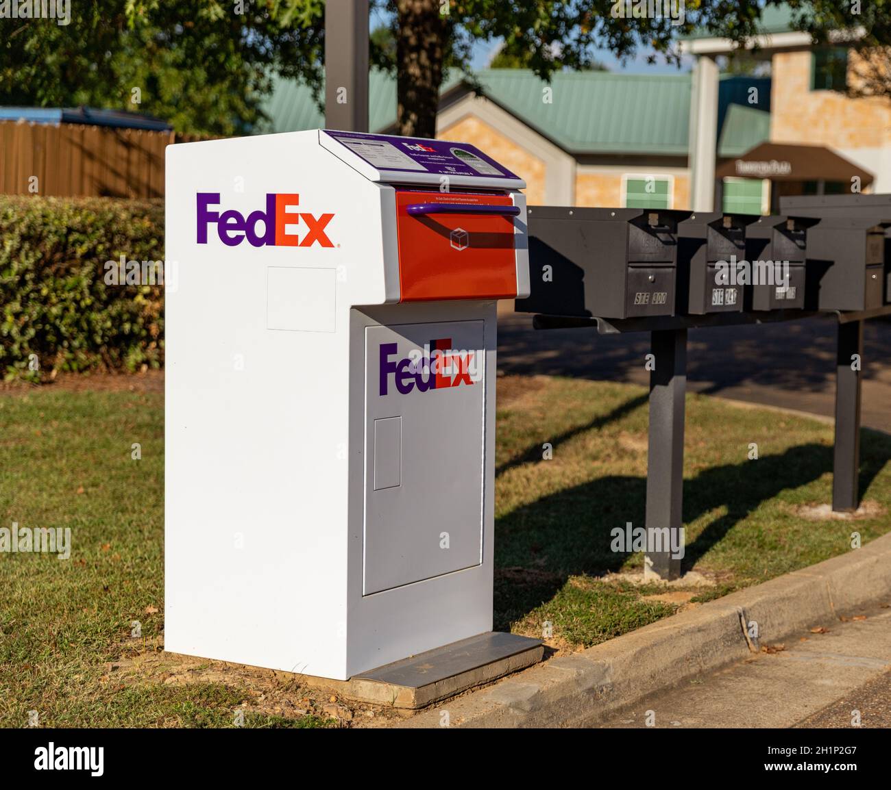 Brandon, MS - 6. Oktober 2021: FedEx Drop Box in der Nähe anderer Postfächer Stockfoto