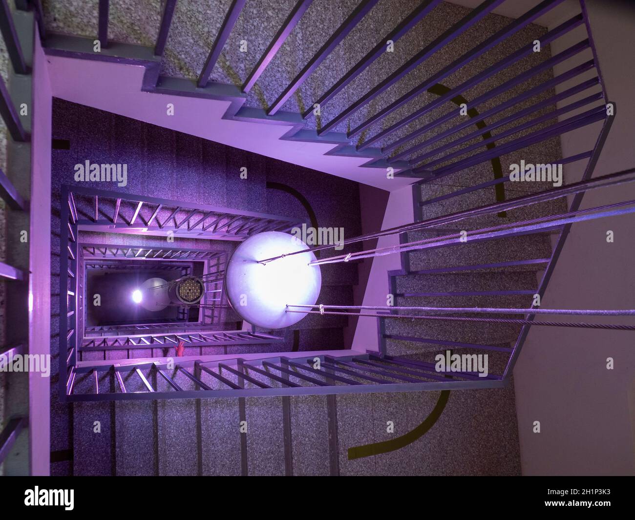 Violett beleuchtete Treppe im Deutschen Museum von Meisterwerken der Naturwissenschaft und Technik - München Stockfoto