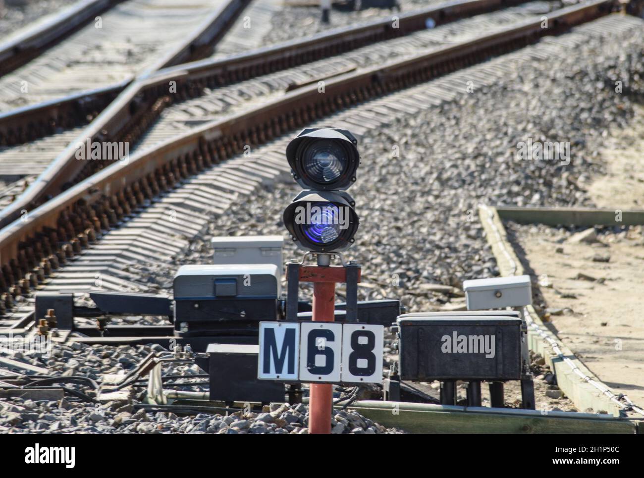 Gleise am Bahnhof. Die neue Bahn. Stockfoto