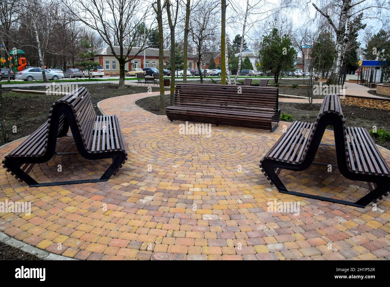 Slavjansk-auf-Kuban, Russland - 30. März 2018: die Bänke im Park. Bürgersteig Fliesen in den Park. Infrastruktur der Freizeitaktivitäten in den Park. Stockfoto