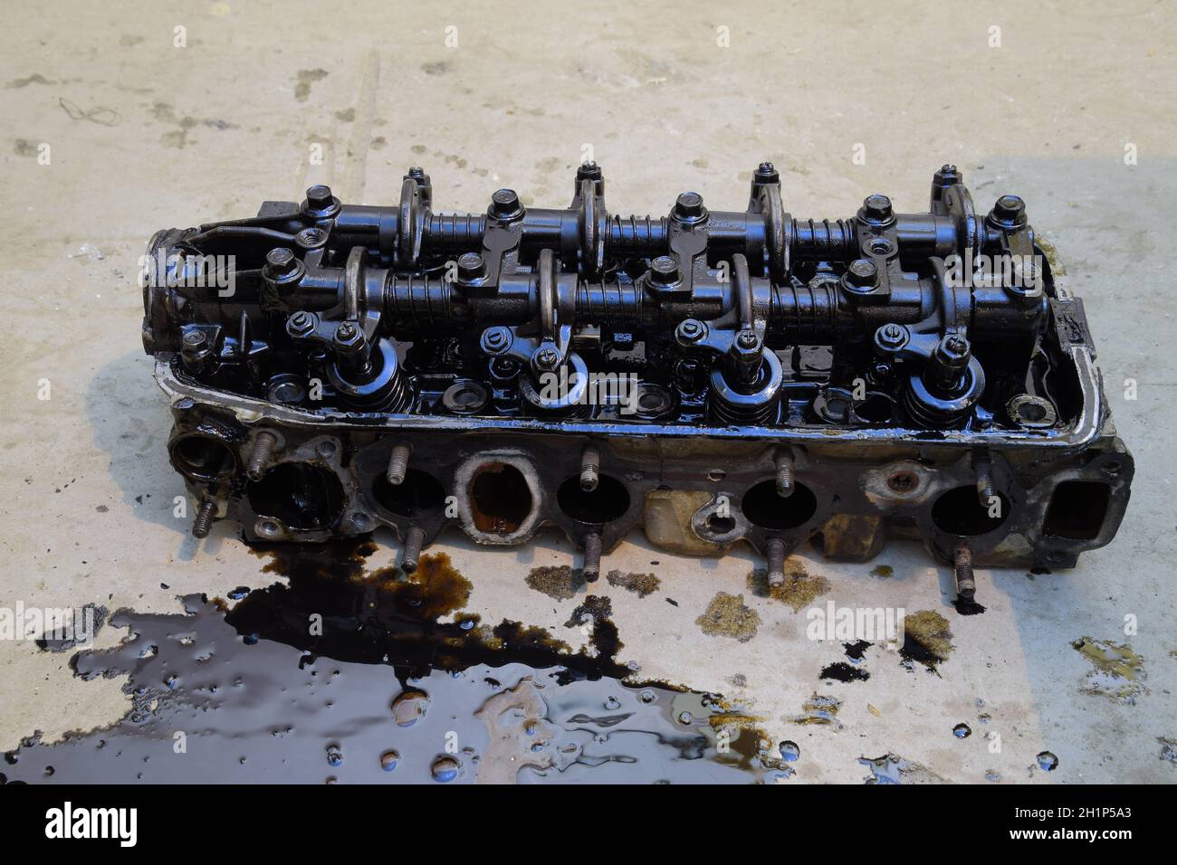 Der Leiter des Blocks der Zylinder. Der Leiter des Blocks entfernt vom Motor zur Reparatur Zylinder. Teile im Motoröl. Auto-Motor-Reparatur in t Stockfoto