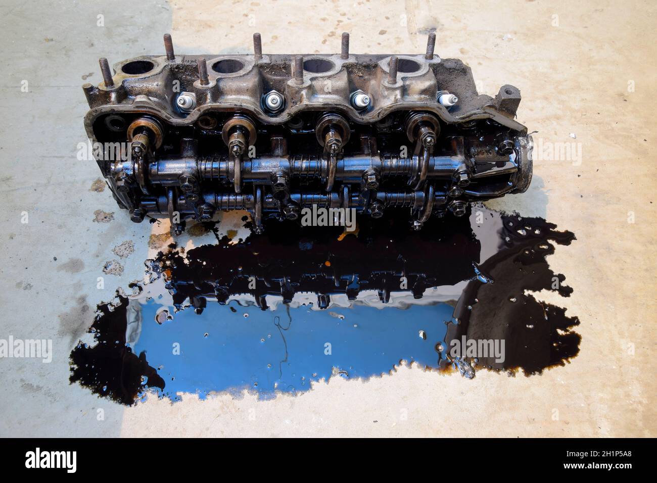 Der Leiter des Blocks der Zylinder. Der Leiter des Blocks entfernt vom Motor zur Reparatur Zylinder. Teile im Motoröl. Auto-Motor-Reparatur in t Stockfoto