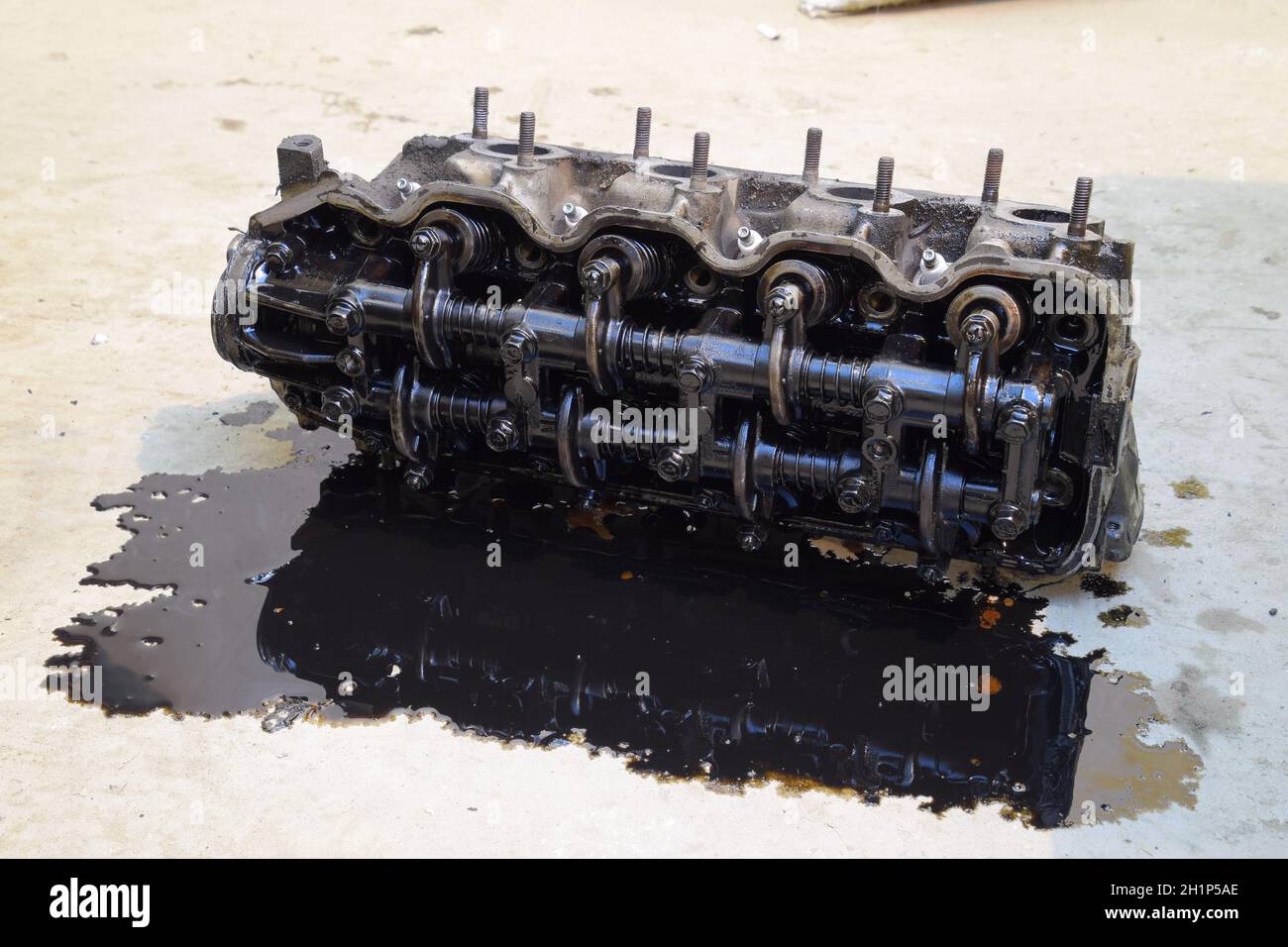 Der Leiter des Blocks der Zylinder. Der Leiter des Blocks entfernt vom Motor zur Reparatur Zylinder. Teile im Motoröl. Auto-Motor-Reparatur in t Stockfoto