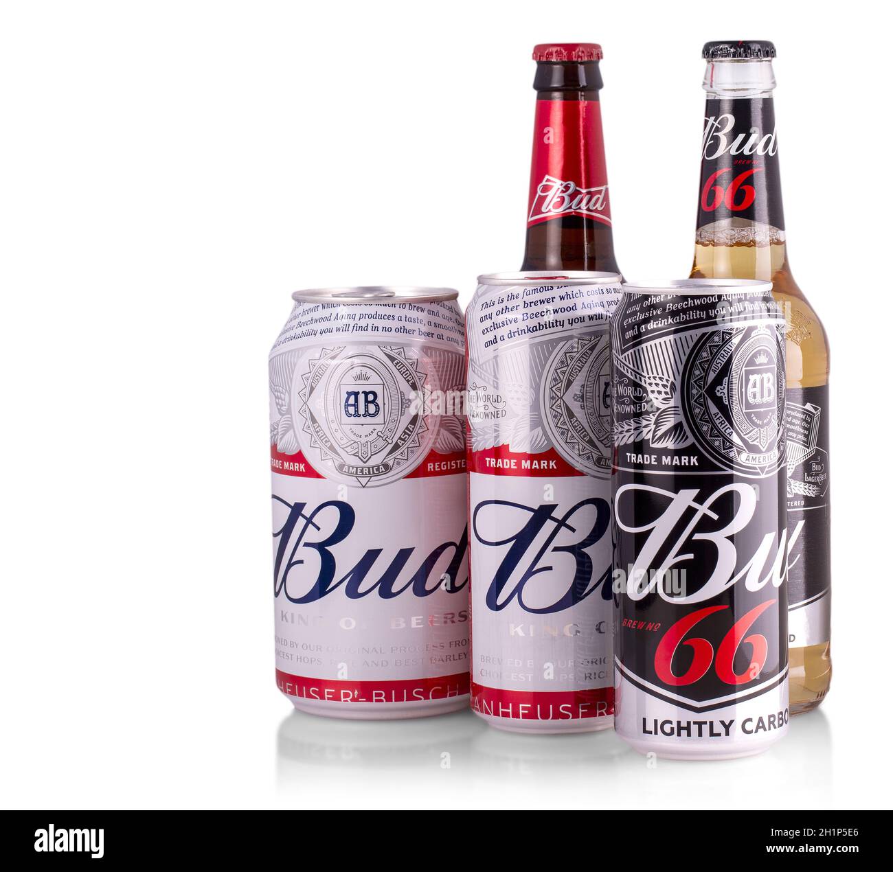 Kamtschatka, Russland - 22. MAI 2019: Flaschen Bud-Bier auf weißem Grund, ein blasses Lager im amerikanischen Stil, hergestellt von Anheuser-Busch, eingeführt in St. Stockfoto