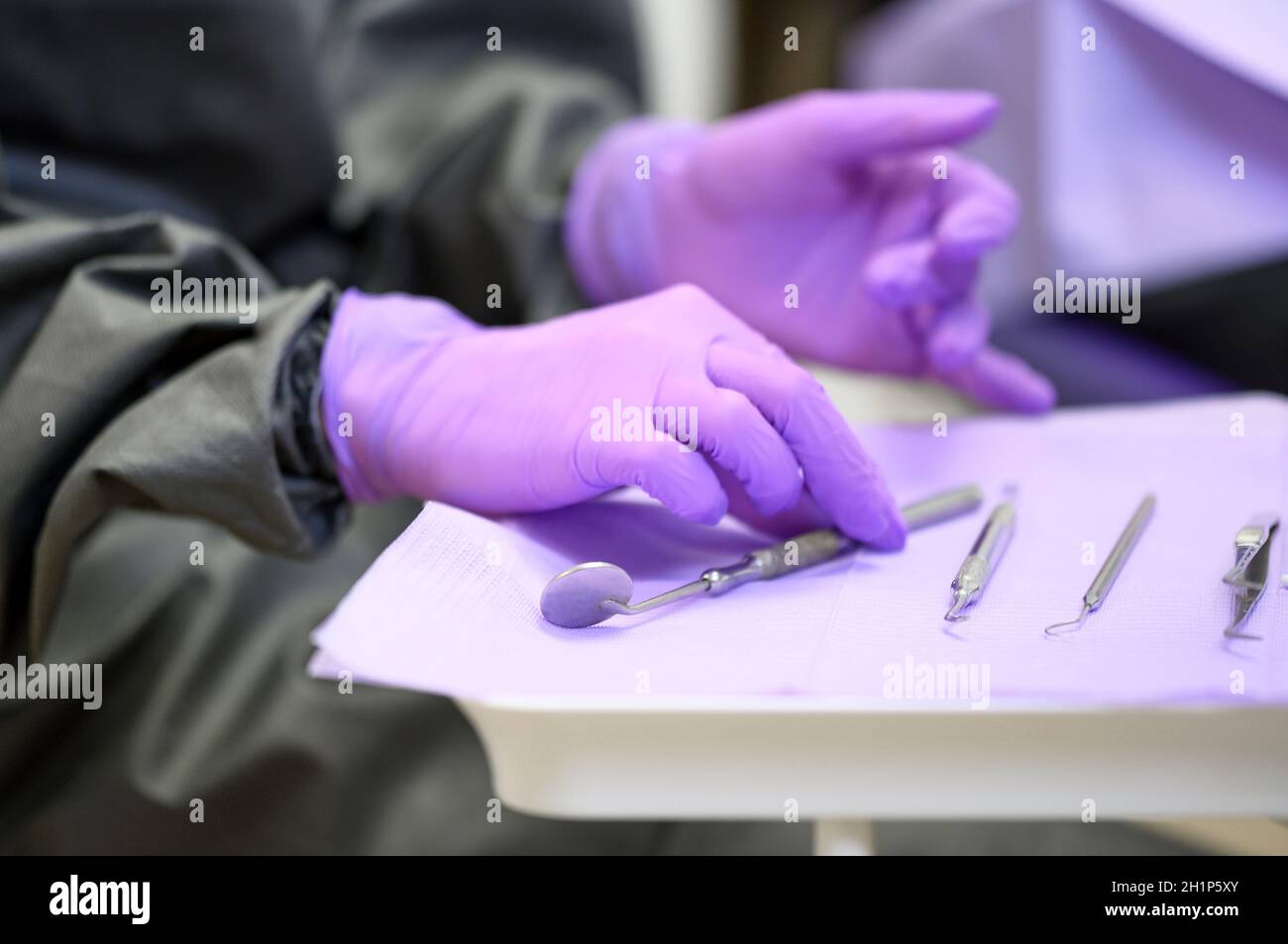 Handschuhen Handpicking zahnärztliche Werkzeuge. Hochwertige Fotos Stockfoto