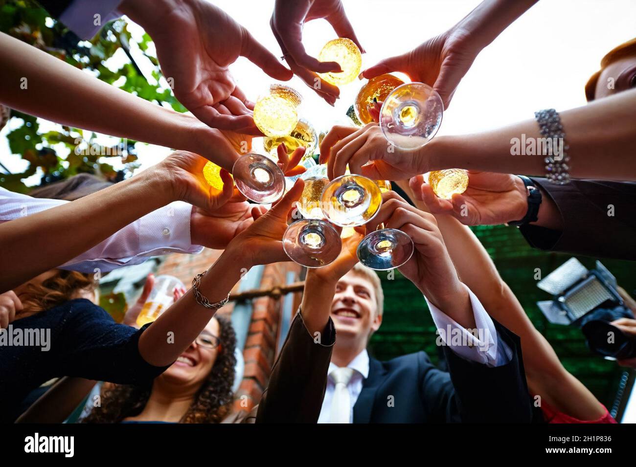 Hochzeit Toast im Kreis. Alle standen im Kreis und erstickten mit einer Brille. Stockfoto