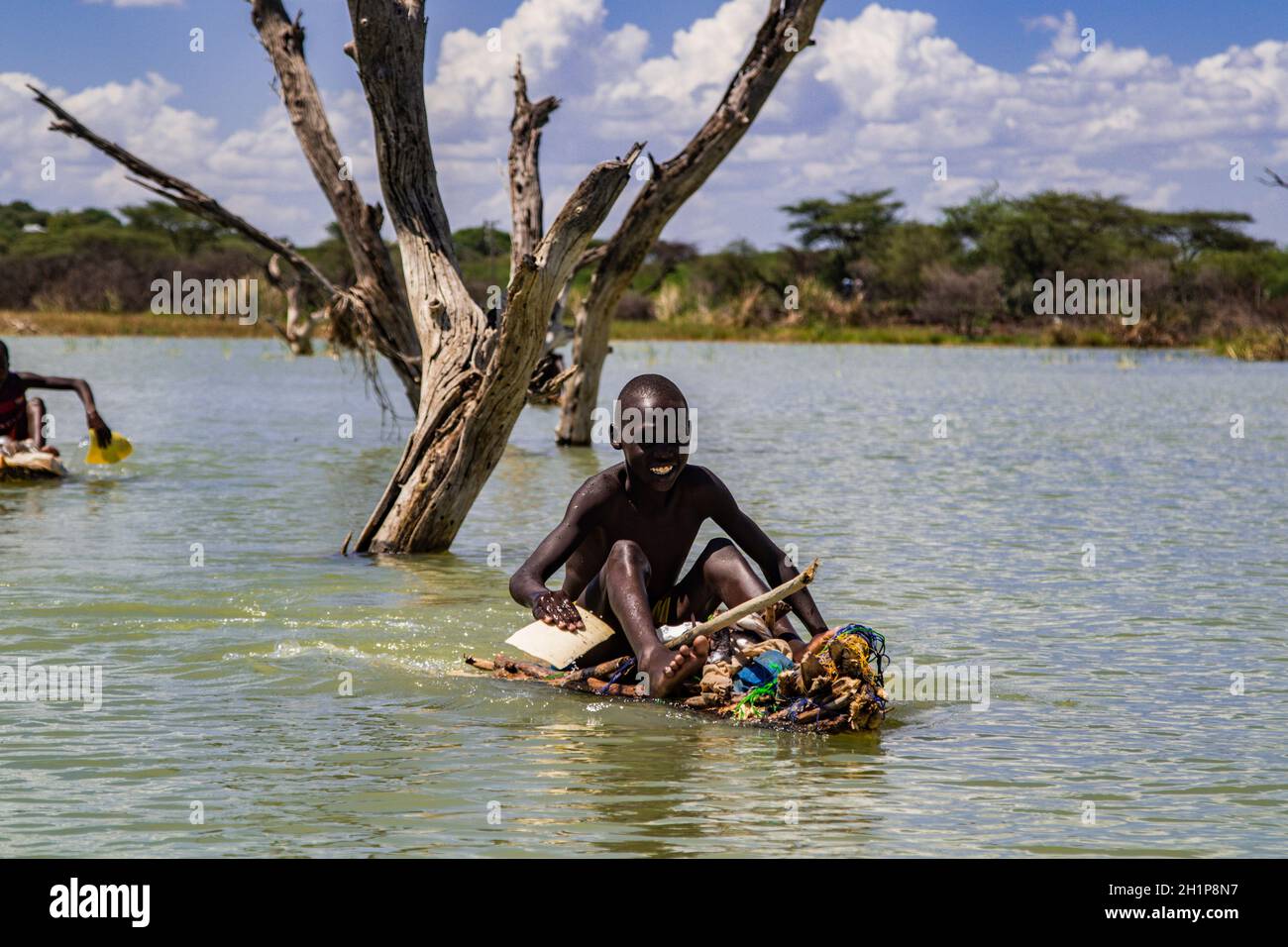 Nakuru, Rift Valley, Kenia. Oktober 2021. Im Baringo-See segeln Jungen auf einem traditionellen Balsa-Holzfloß.die durch den Klimawandel verschärfte Überschwemmungssituation in Rift Valley Seen hat zu Vertreibung von Tausenden von Menschen aus ihren Häusern und ihrer Arbeit geführt. Es gibt immer mehr Aufrufe an die Staats- und Regierungschefs der Welt, mehr Anstrengungen zu Unternehmen, um die Auswirkungen des Klimawandels anzugehen. Am stärksten betroffen sind Gemeinden in der Nähe der Einzugsgebiete im globalen Süden. (Bild: © James Wakibia/SOPA Images via ZUMA Press Wire) Stockfoto