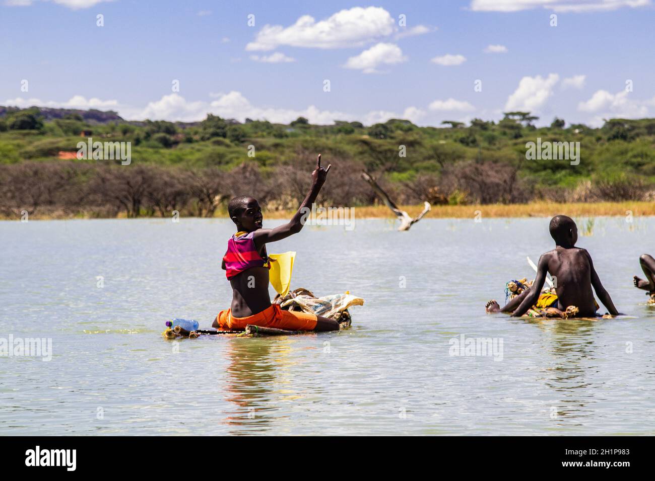 16. Oktober 2021, Nakuru, Rift Valley, Kenia: Im Baringo-See segeln Jungen auf einem traditionellen Balsa-Holzfloß.die durch den Klimawandel verschärfte Überschwemmungssituation in den Rift Valley-Seen hat zur Vertreibung von Tausenden von Menschen aus ihren Häusern und ihrer Arbeit geführt. Es gibt immer mehr Aufrufe an die Staats- und Regierungschefs der Welt, mehr Anstrengungen zu Unternehmen, um die Auswirkungen des Klimawandels anzugehen. Am stärksten betroffen sind Gemeinden in der Nähe der Einzugsgebiete im globalen Süden. (Bild: © James Wakibia/SOPA Images via ZUMA Press Wire) Stockfoto