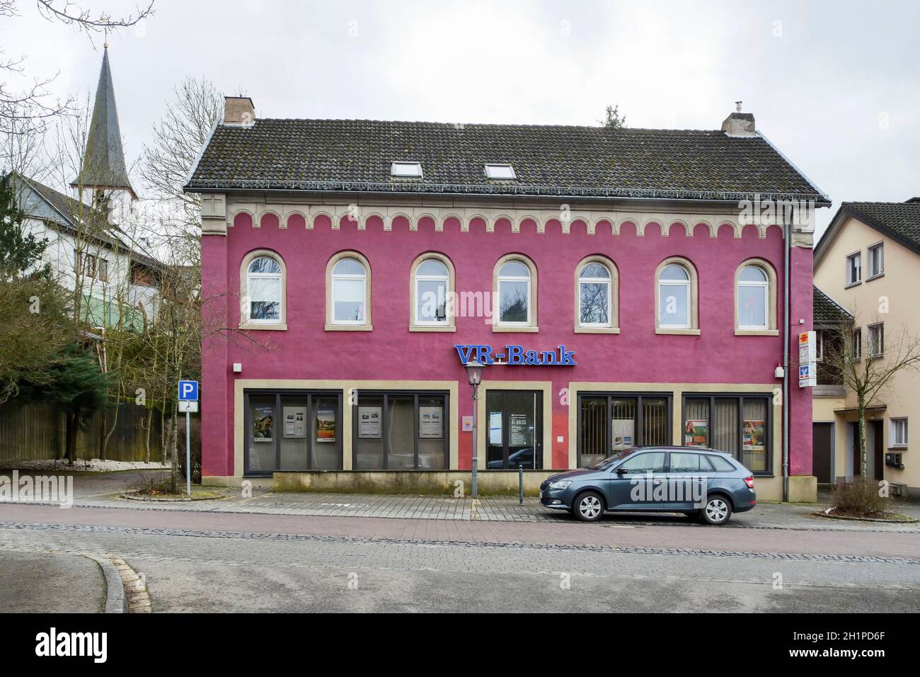 Genossenschaft VR Bank und Pfarrkirche St. Martin - Nettersheim Stockfoto