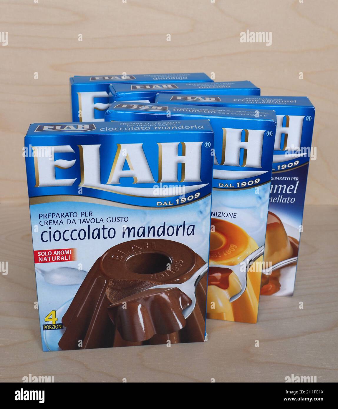 GENUA, ITALIEN - CA. JANUAR 2021: Elah Pudding mit Schokolade oder Vanille Geschmack, Gianduja Haselnu, Panna Cotta Dessert und Creme Karamell Stockfoto