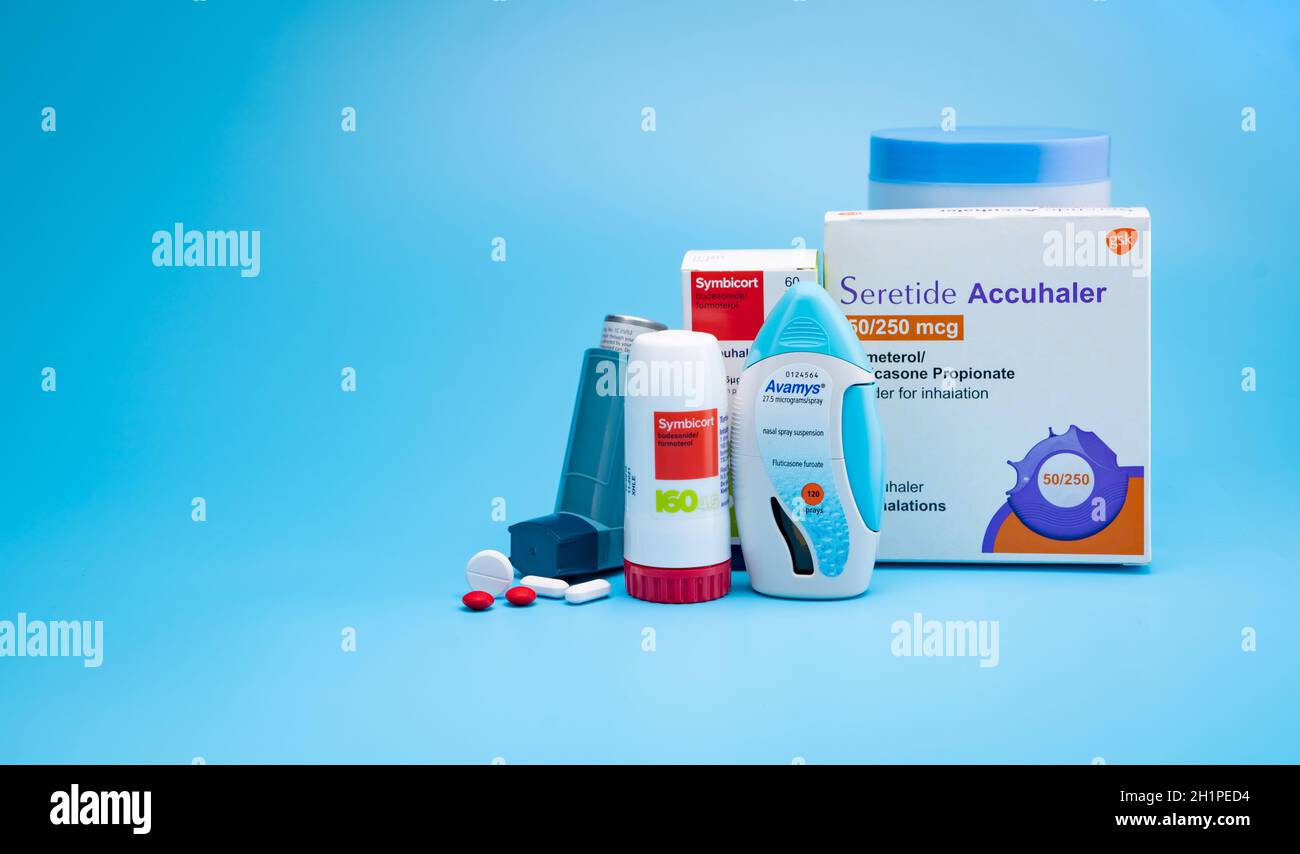 CHONBURI, THAILAND-JANUAR 31, 2021 : Symbicort, Avamys, Seretide, Ventolin, mit Tabletten Pillen und Flasche auf blauem Hintergrund. Asthma und COPD-Inhalator Stockfoto
