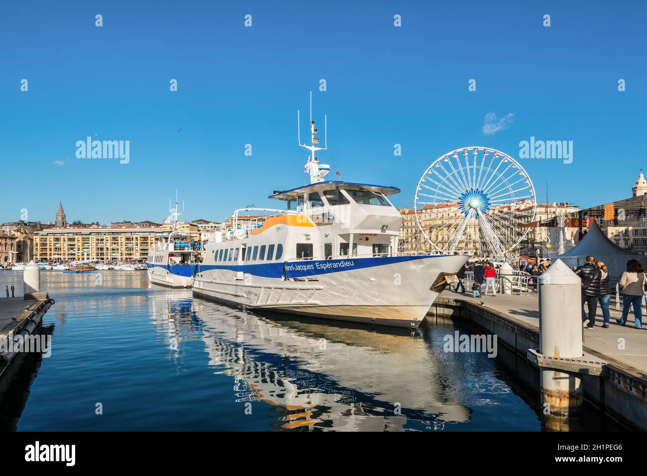 Marseille, Frankreich - Dezember 4, 2016: Der Passagier Fähre Henri Jacques Esperandieu im alten Hafen Vieux Port in Marseille, Provence, Frankreich. Stockfoto