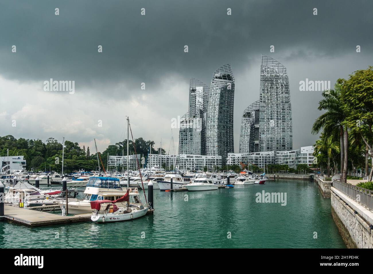 SINGAPUR - CIRCA JANUAR 2016: Keppel Bay Marina und Reflections in der Keppel Bay Luxus-Wohnanlage am Wasser in Singapur Stockfoto