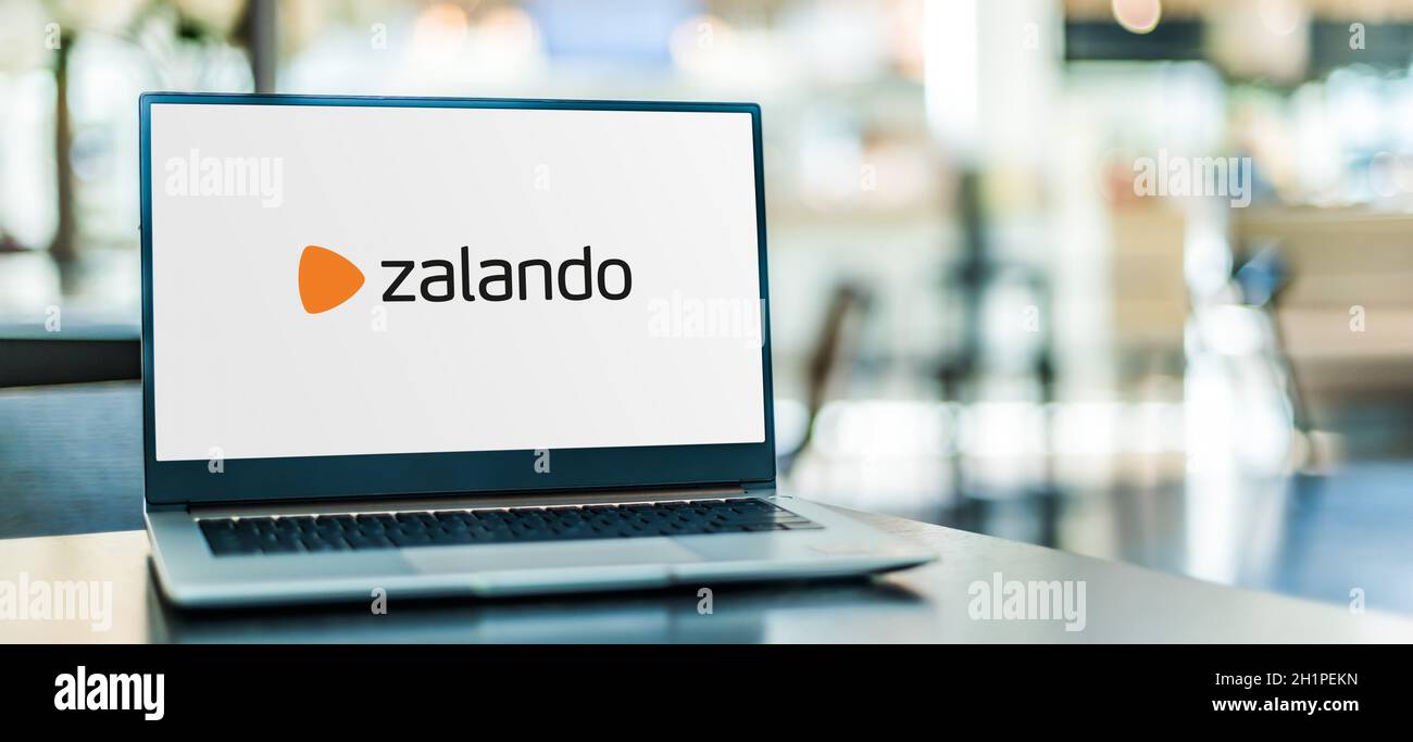 POZNAN, POL - SEP 23, 2020: Laptop-Computer mit Logo von Zalando, einem europäischen E-Commerce-Unternehmen mit Sitz in Berlin, Deutschland Stockfoto