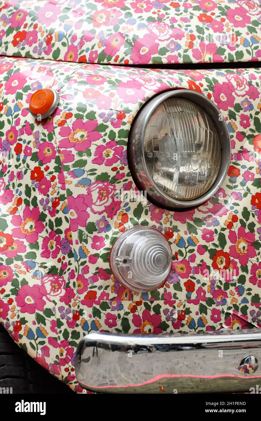 PARIS, FRANKREICH - CA. MÄRZ 2010: Detail eines Fiat 500, umwickelt mit einer blumigen Vinylfolie Stockfoto